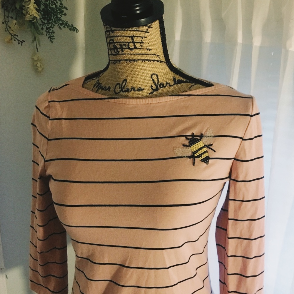 Striped quarter sleeve with bee embellishment